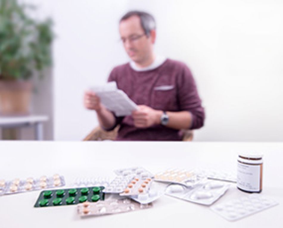 Arzneimittel: Mann liest Beipackzettel © Krebsinformationsdienst, Deutsches Krebsforschungszentrum