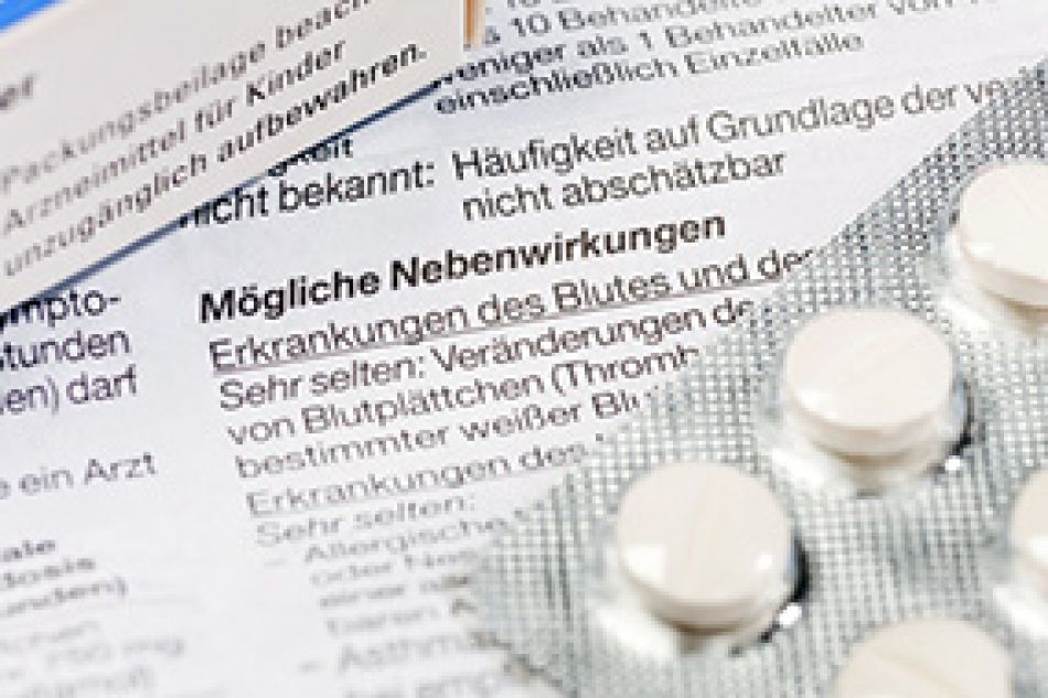 Beipackzettel informiert über Nebenwirkungen ©Henry Schmitt - stock.adobe.com