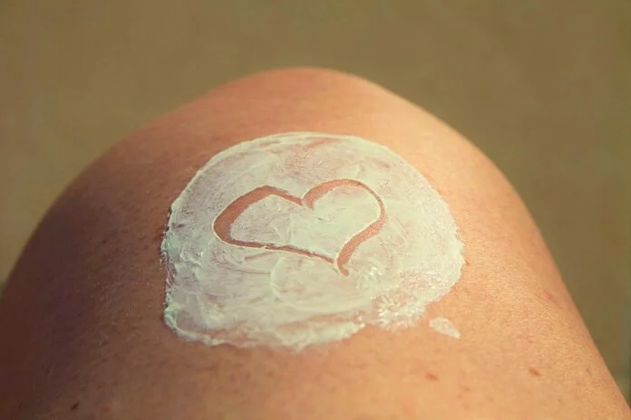 Hautpflege, © chezbeate, Pixabay Hautcreme-Klecks auf einem Knie mit einem eingezeichneten Herz.