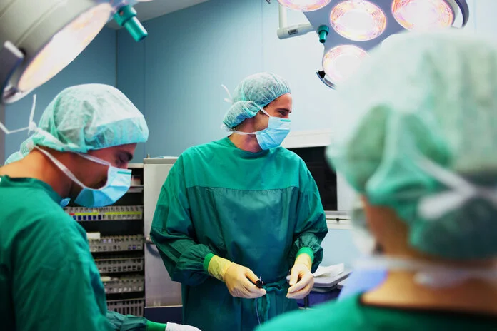 Drei Ärzte operieren., © Jochen Sand, Thinkstock Ärzte operieren im OP.
