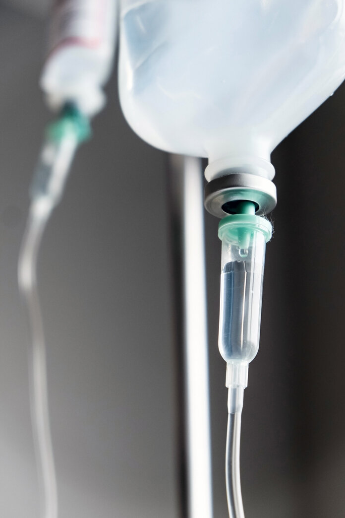 Infusionsbeutel, ©ponsulak-k, magnific Nahaufnahme eines Infusionsbeutels