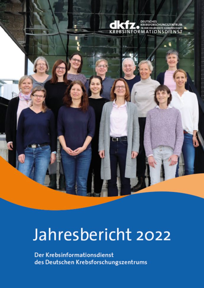 Titelbild des Jahresberichts 2022 des Krebsinformationsdienstes auf dem einige Mitarbeiterinnen gezeigt sind.