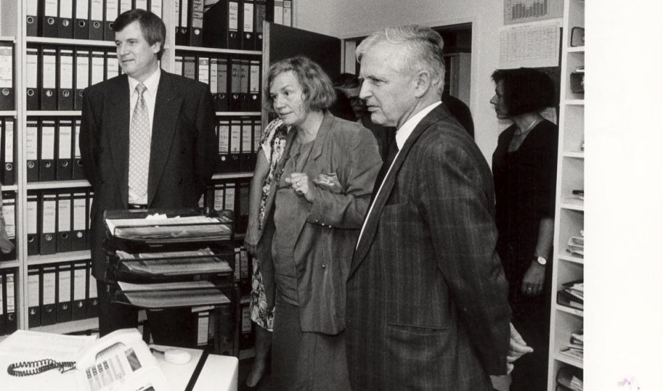 Hilke Stamatiadis-Smidt zusammen mit dem damaligen Bundesgesundheitsminister Horst Seehofer und Harald zu Hausen bei der Besichtigung des Telefondienst-Raumes im Jahr 1993