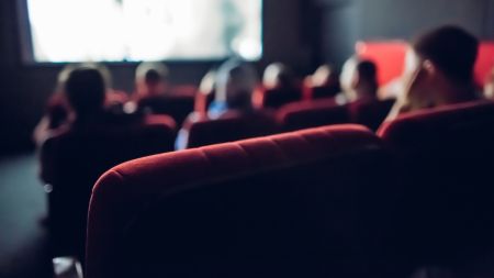 Publikum in einem kleinen Kino, aus der hinteren Sitzreihe fotografiert