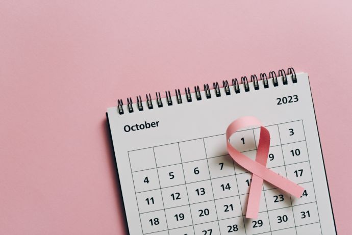 Brustkrebsschleife auf Kalender