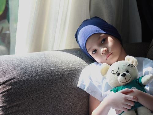 Ein Kind, das müde und erschöpft von seiner Krebserkrankung aussieht