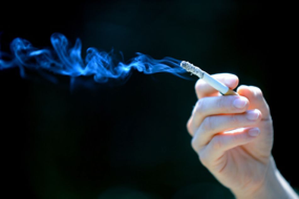 Brennende Zigarette. © Krebsinformationsdienst, Deutsches Krebsforschungszentrum