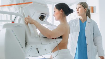 Patientin und Ärtzin beim Vorgang der Mammographie-Untersuchung. © Gorodenkoff, Thinkstock