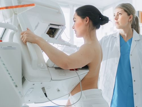 Patientin und Ärtzin beim Vorgang der Mammographie-Untersuchung. © Gorodenkoff, Thinkstock