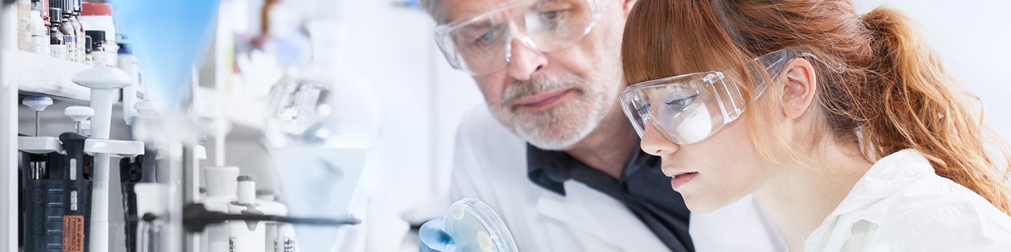 Zwei Forscher begutachten im Labor eine Schale mit Bakterien. © Matej Kastelic, Shutterstock