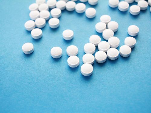 Weiße Tabletten auf blauem Hintergrund © Hal Gatewood, Unsplash