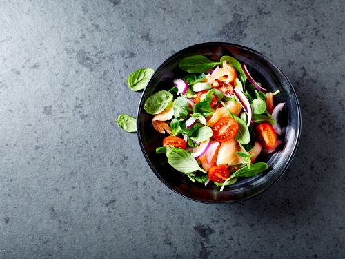 Salatschale auf grauem Tisch © Barbara Dudzinska, Shutterstock