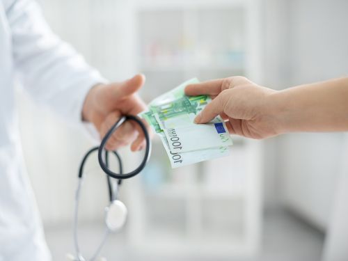 Arzt nimmt Geld entgegen. © Cherries, Shutterstock