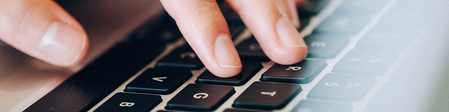 Hände tippen auf einer Laptoptastatur. © fancycrave1, Pixabay