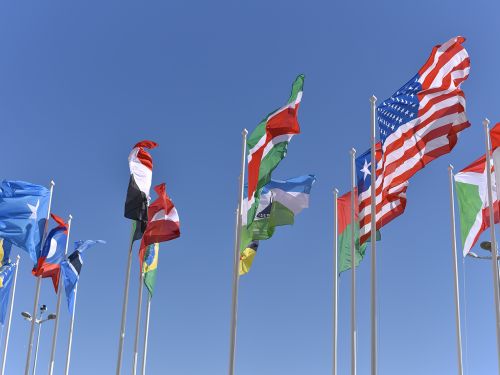 Verschiedene Flaggen an mehreren Fahnenmasten.