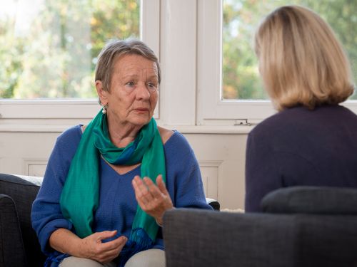 Eine ältere Frau spricht mit einer Psychoonkologin. Bild: Tobias Schwerdt © Krebsinformationsdienst, Deutsches Krebsforschungszentrum