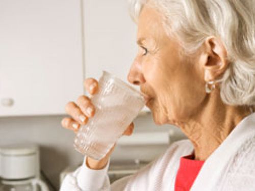 Frau trinkt Wasser © Jupiterimages - Stockbyte/Thinkstock by Getty Images
