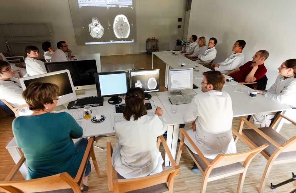 Ärzte aus verschiedenen Fachrichtungen besprechen das Krankheitsbild eines Patienten. Foto: Philip Benjamin © NCT Heidelberg