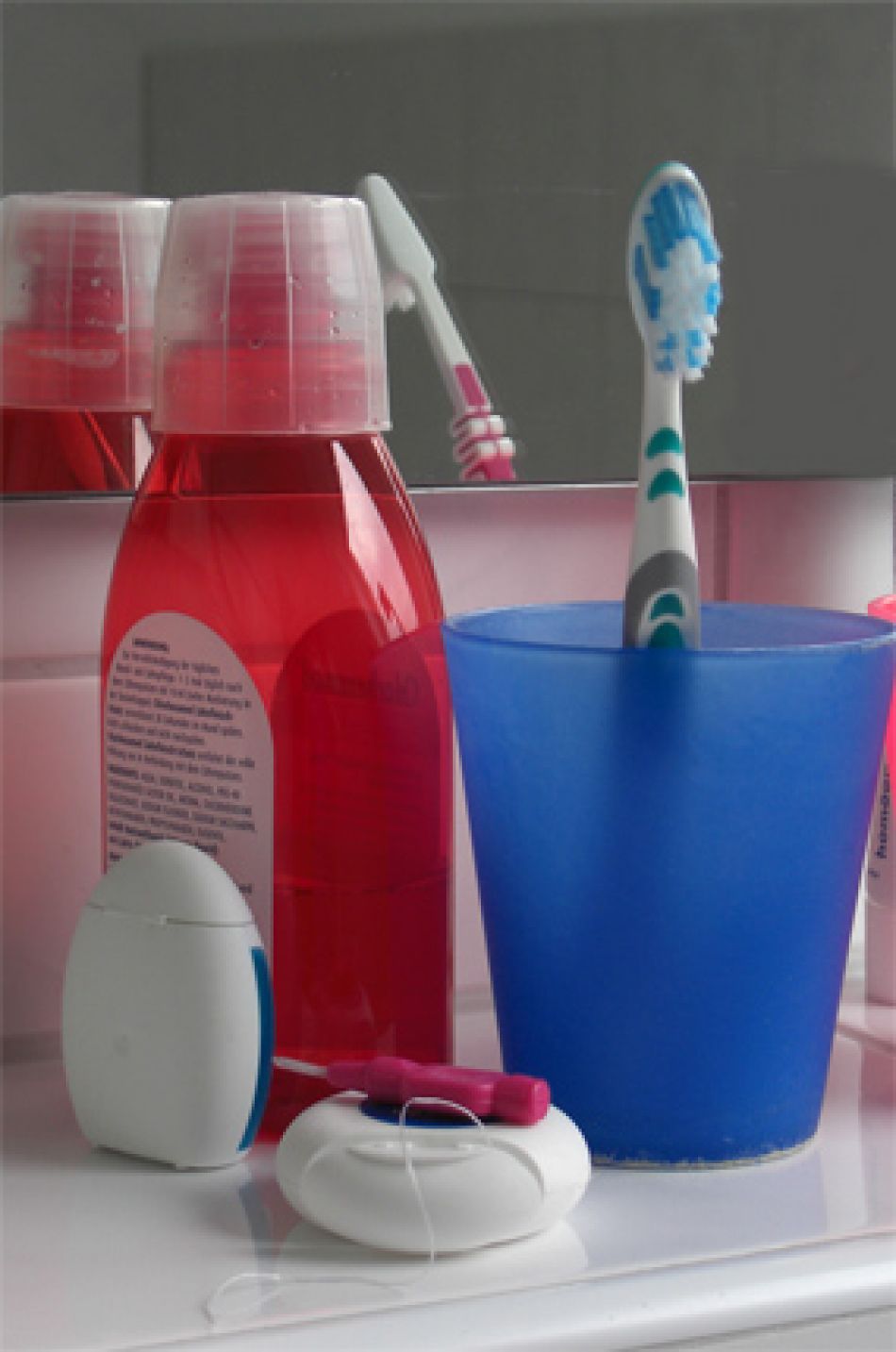 Zahnpflege mit Bürste, Zahncreme, Zahnseide, aber nicht mit Mundwasser, © Krebsinformationsdienst, Deustches Krebsforschungszentrum