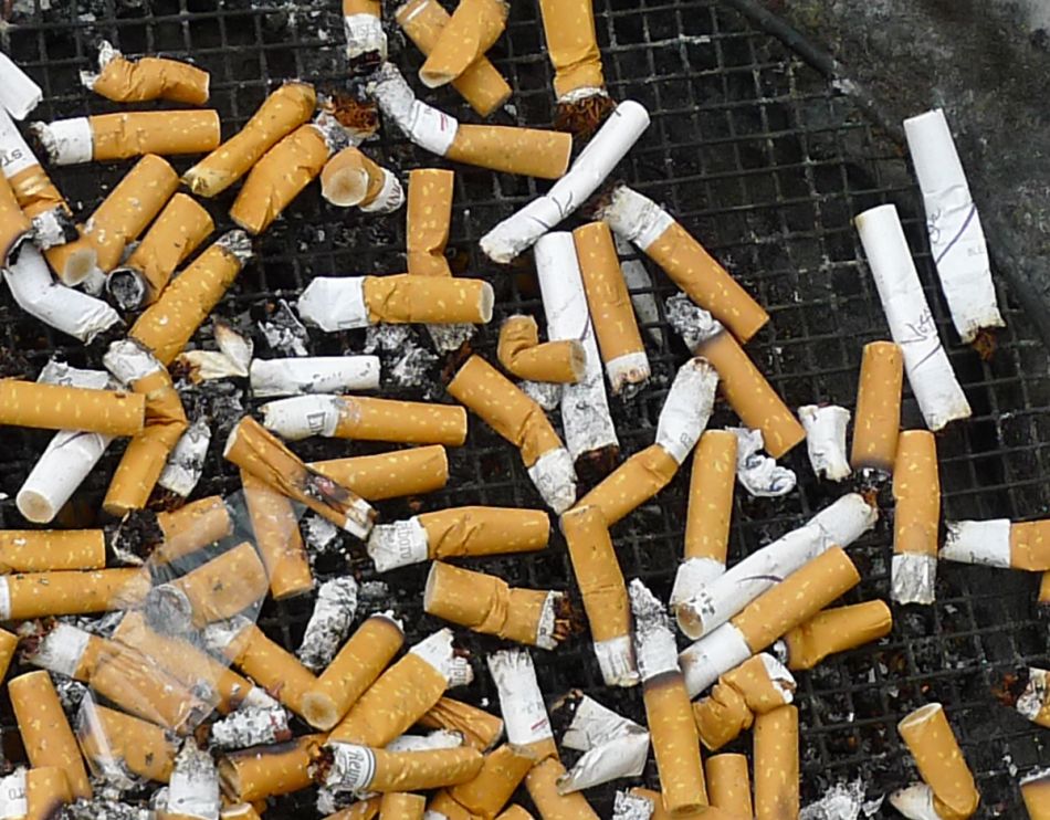 Aschenbecher mit Zigarettenkippen © Krebsinformationsdienst, Deutsches Krebsforschungszentrum