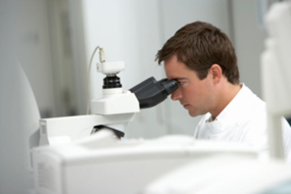 Mann am Mikroskop © Adam Gault/Getty Images 