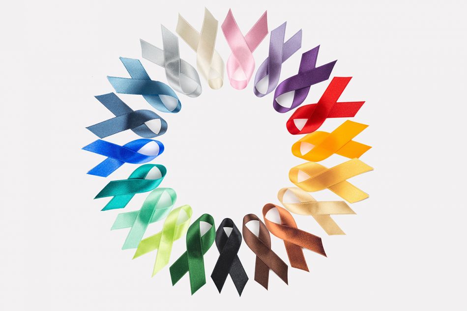 Verschieden farbige Awareness ribbons liegen im Kreis.