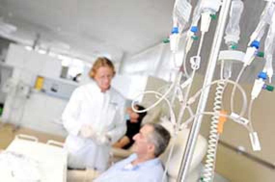 Patient während einer Chemotherapie © Krebsinformationsdienst, Deutsches Krebsforschungszentrum