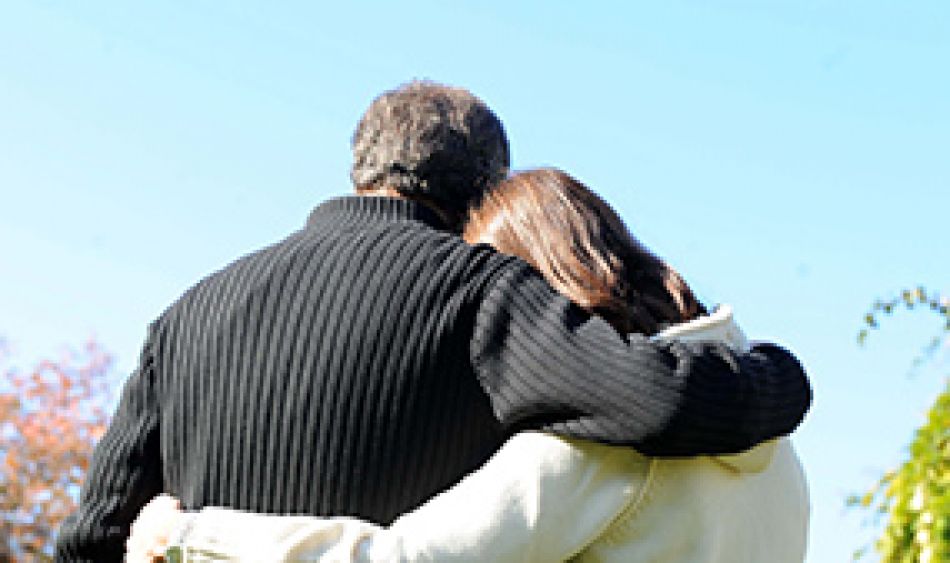 Paar umarmt sich © Krebsinformationsdienst, Deutsches Krebsforschungszentrum