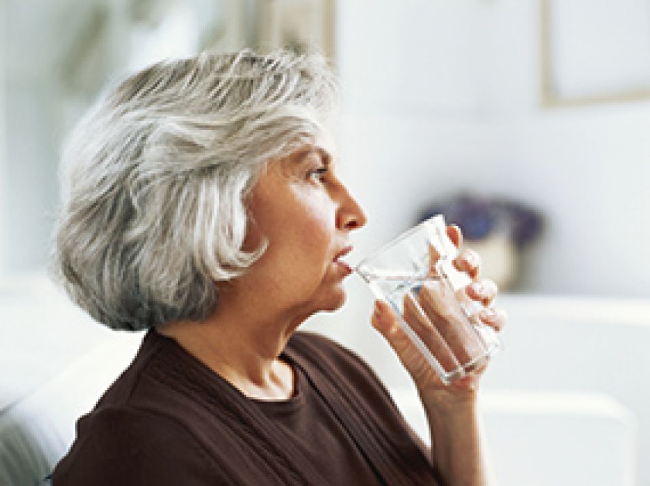 Frau trinkt Wasser © Stockbyte - Thinkstock