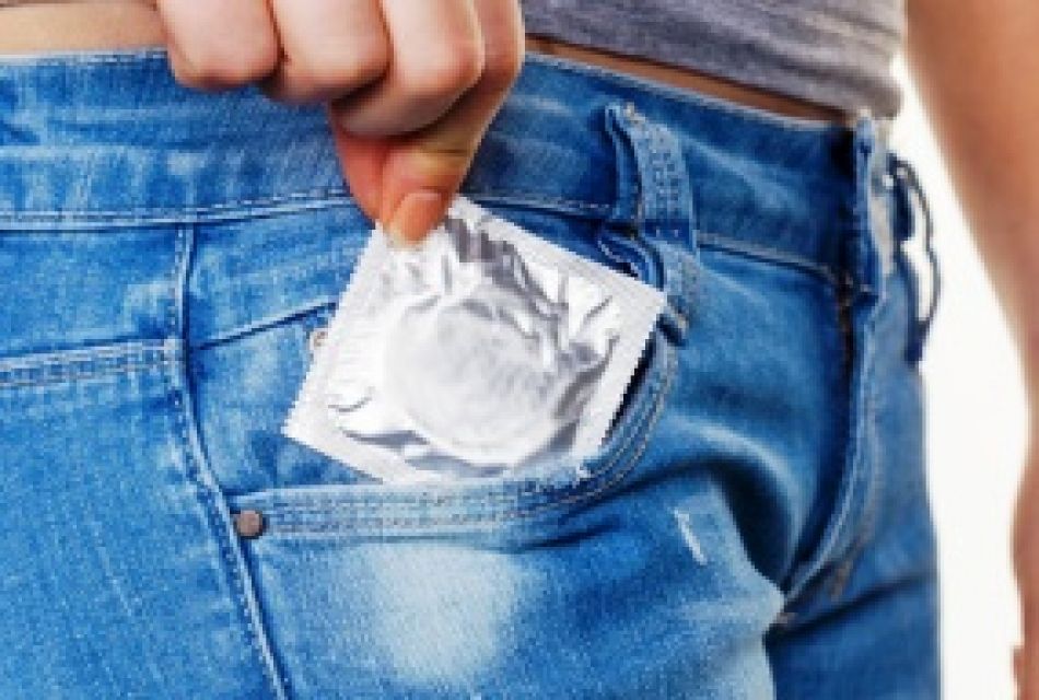 Die Hand einer jungen Frau zieht ein Kondom aus der Tasche ihre Jeans © Erwin Wodicka - wodicka@aon.at
