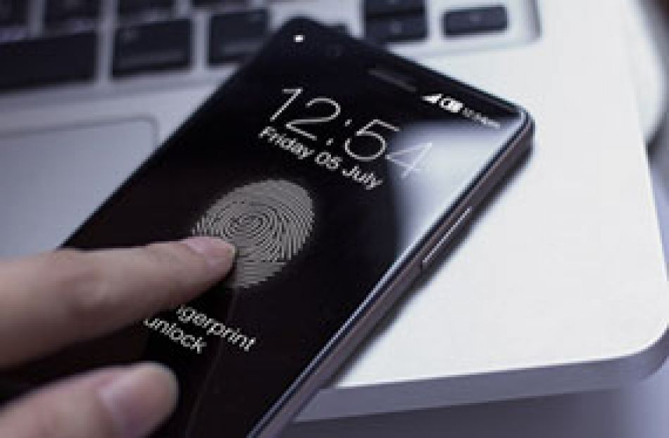 Entsperren eines Smartphones durch Fingerabdruck-Scan © dolphyn - Fotolia.com