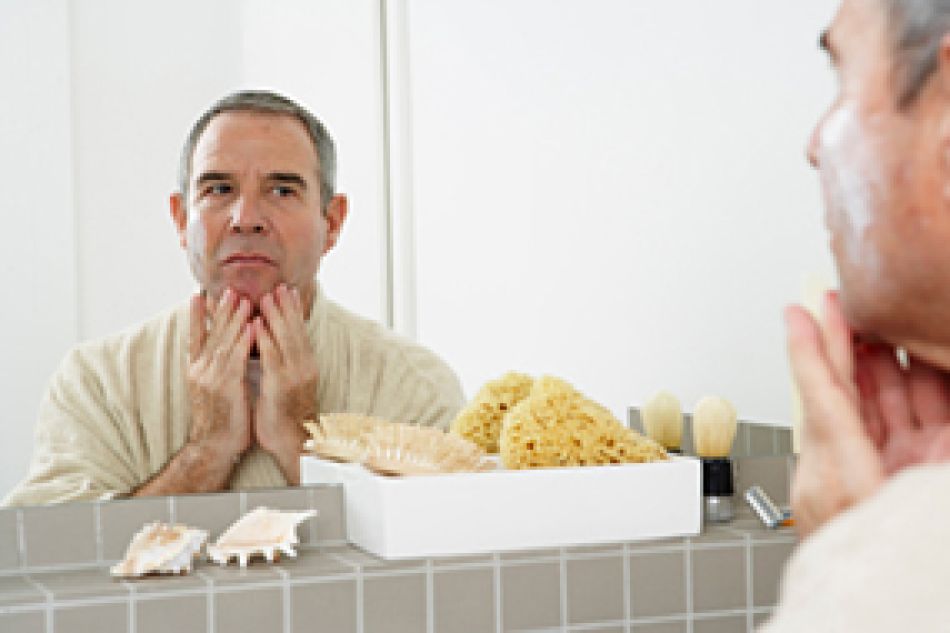 Mann im Badezimmer vor dem Spiegel © Radius Images / Getty Images