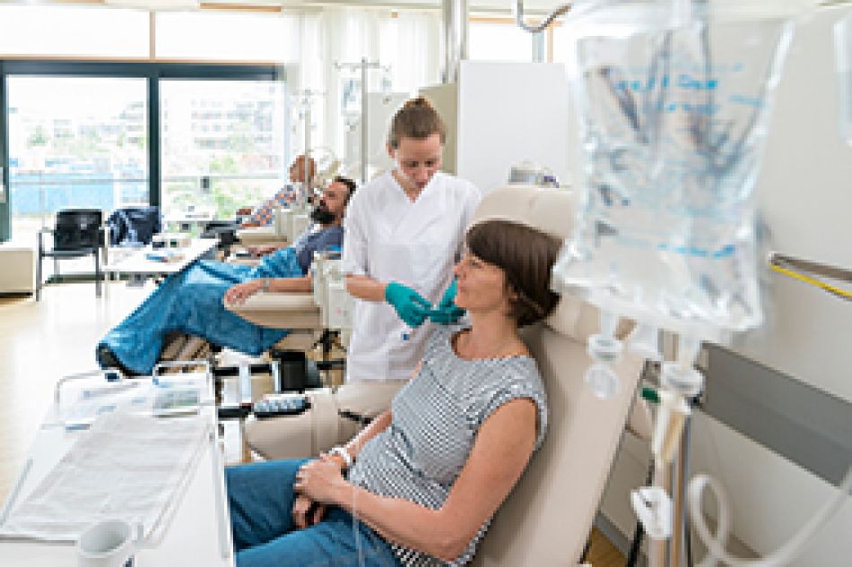 Krebspatienten erhalten Chemotherapie in einer ambulanten Station. Foto: Tobias Schwerdt © Krebsinformationsdienst, Deutsches Krebsforschungszentrum 