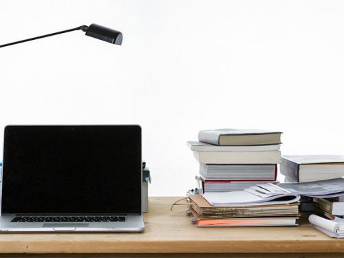 Laptop und Bücher auf Schreibtisch, © StockSnap, Pixabay