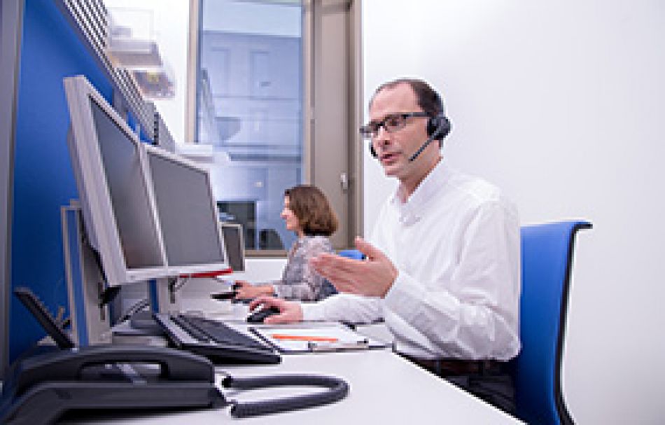 Arzt beantwortet Fragen zum Thema Krebs am Telefon © Krebsinformationsdienst, Deutsches Krebsforschungszentrum