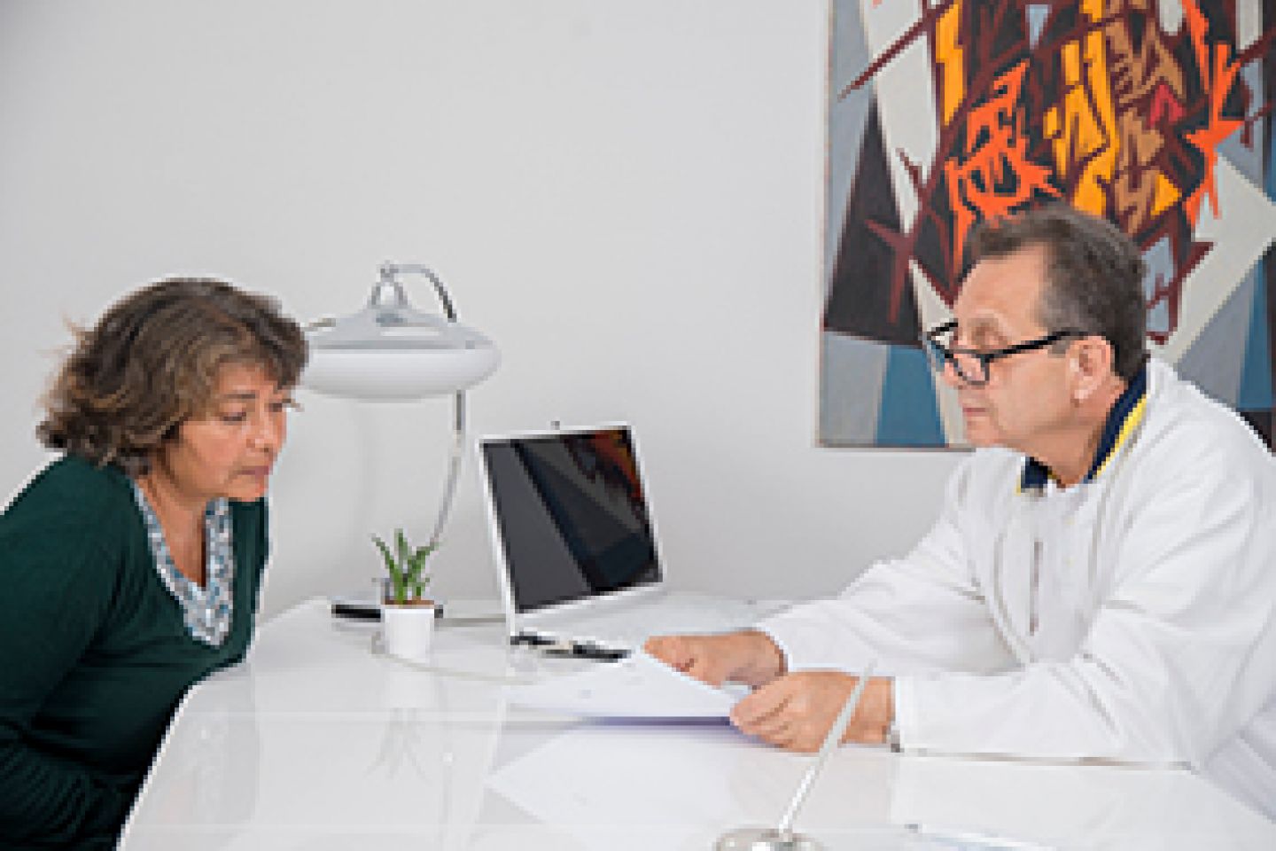Frau bekommt vom Arzt ihren Befund erklärt © Krebsinformationsdienst, Deutsches Krebsforschungszentrum