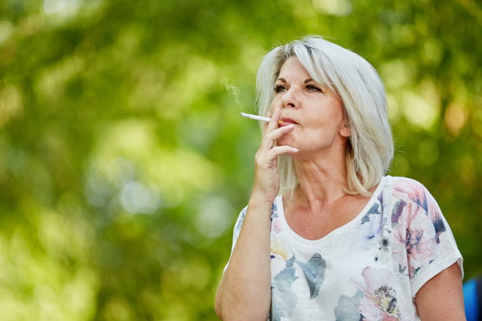 Ältere Frau raucht. © Robert Kneschke, Fotolia