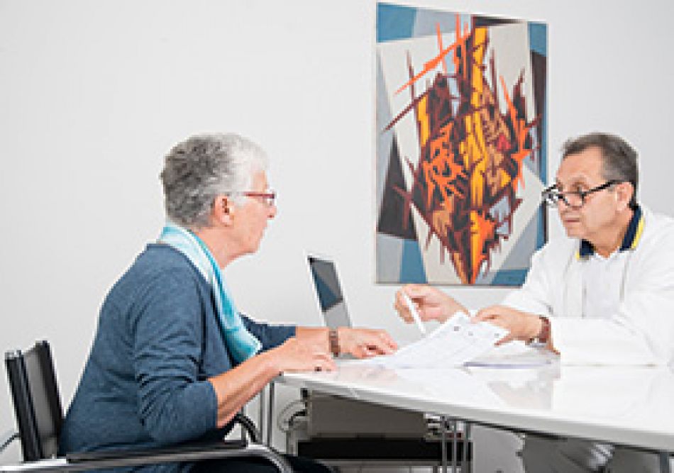 Patientin im Gespräch mit ihrem Arzt © Krebsinformationsdienst, Deutsches Krebsforschungszentrum