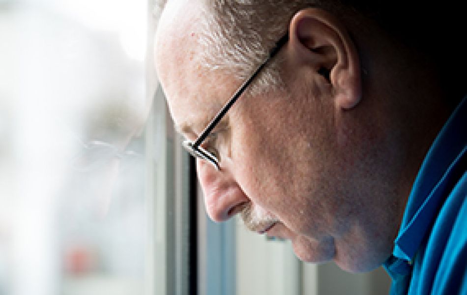 Sorgen können belasten - Mann schaut sorgenvoll aus dem Fenster © Krebsinformationsdienst, Deutsches Krebsforschungszentrum