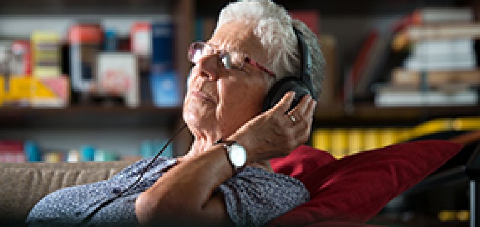 Entspannung hilft gegen Stress und Angst: ältere Frau beim Musikhören. 