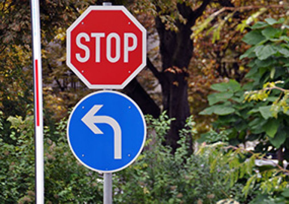 Verkehrsschilder Stop und Abbiegen © Krebsinformationsdienst, Deutsches Krebsforschungszentrum