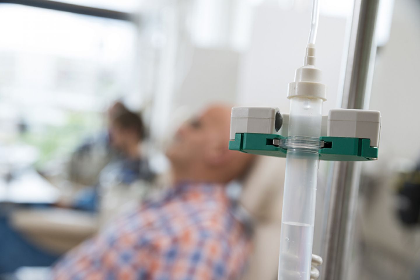 Bei der Standard-Chemotherapie erhält man die Medikamente als Infusion über einen Tropf. ©  Krebsinformationsdienst, Deutsches Krebsforschungszentrum