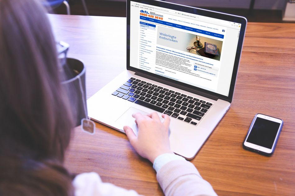 Eine Frau sitzt am Laptop, auf dem die Internetseite www.krebsinformationsdienst.de zu sehen ist. © Krebsinformationsdienst, DKFZ | Bild: Pixabay