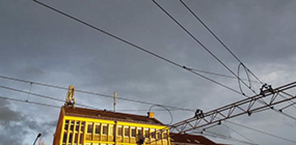 Mobilfunkmasten auf Hausdach, im Vordergrund Stromleitungen © Krebsinformationsdienst, Deutsches Krebsforschungszentrum