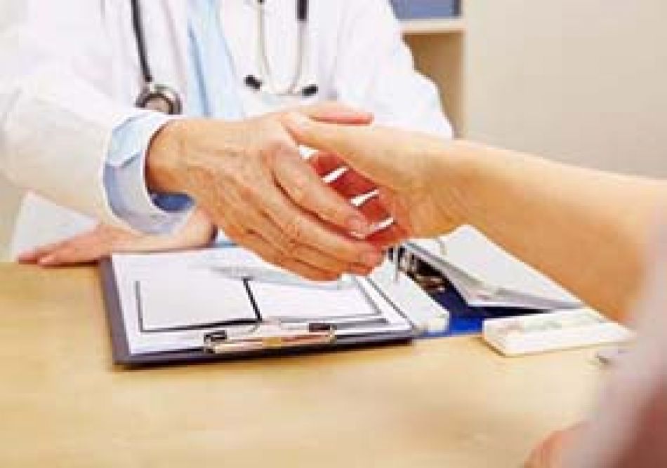 Gute Partnerschaft: Arzt und Patientin schütteln Hände © Robert Kneschke/Fotolia