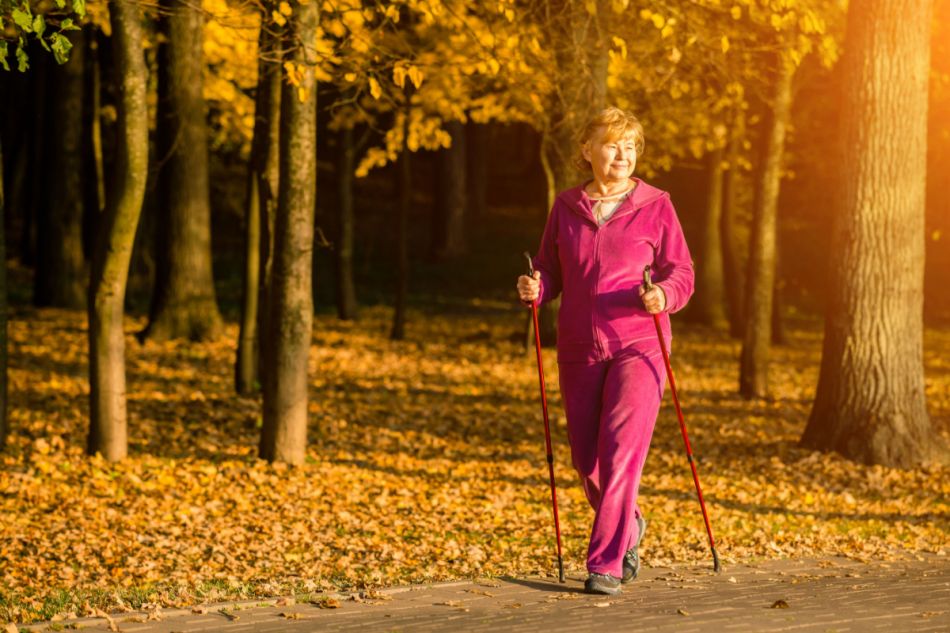 Ältere Frau walkt im Herbst mit Walking-Stöcken © smspsy, Shutterstock