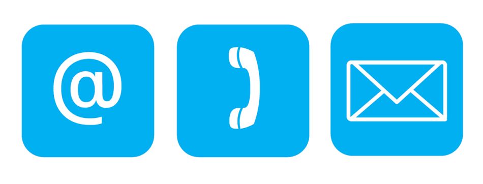 Drei quadratische, türkis-farbene Kontakt-Icons nebeneinander mit einem "@", einem Telefon-Symbol und einem Brief-Symbol. 
