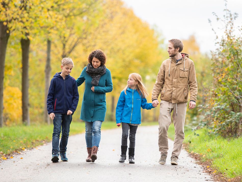 Familie mit zwei Kindern geht spazieren. Bild: Tobias Schwerdt © Krebsinformationsdienst, Deutsches Krebsforschungszentrum