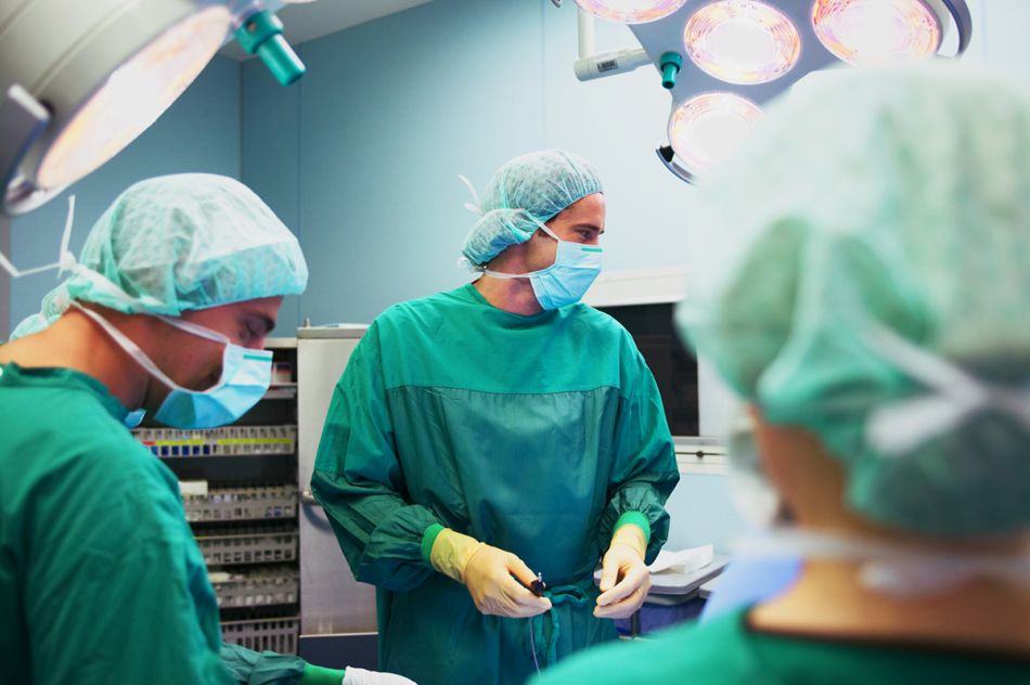 Drei Ärzte führen in einem Operationssaal eine Oeration durch. © Jochen Sand/Thinkstock