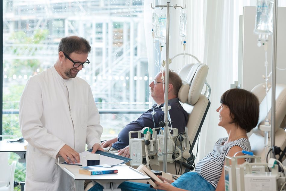 Krebspatienten sitzen bei der Chemotherapie. Bild: Tobias Schwerdt © Krebsinformationsdienst, DKFZ